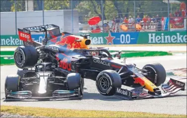  ??  ?? Momento del accidente entre Hamilton y Verstappen con el Red Bull subido en la 'chepa' del Mercedes.