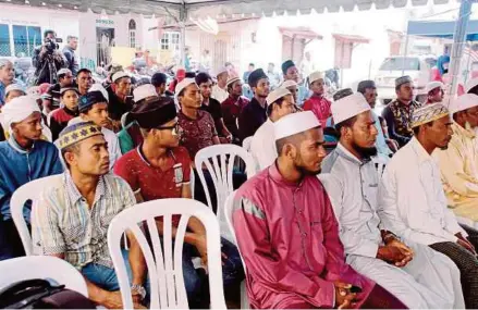  ?? (Foto Muhammad Zuhairi Zuber/bh) ?? Sebahagian warga Rohingya yang hadir pada majlis lawatan Ketua Menteri Kampung Limbongan., semalam.