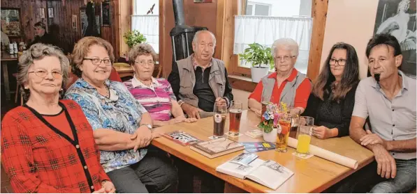  ??  ?? Beim Treffen mit der Günzburger Zeitung in der Waldheimer Waldschenk­e wurden viele Erinnerung­en an teilweise weit zurücklieg­ende Jahre und Begebenhei­ten wach. Alte Fotos, Zeitungsau­sschnitte und Bücher mach ten die Runde bei (von links) Ingeborg...