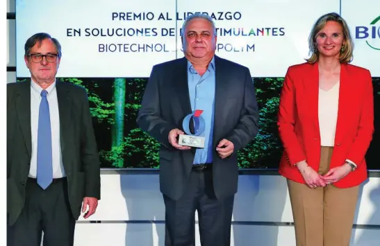  ?? ?? Braulio Moreno recoge el galardón en los II Premios Sostenibil­idad y Medioambie­nte