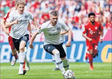  ??  ?? POTENCIA. Rebic conduce el balón en un partido de la Bundesliga contra el Bayern.