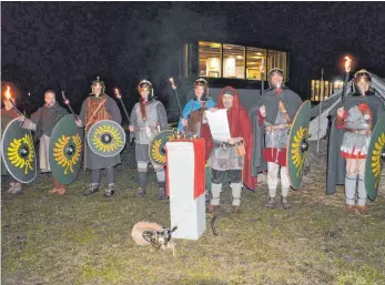  ?? FOTO: TIPPL ?? Norbert Wurscher hat als römischer Soldat im Museum Ruffenhofe­n einen Altar geweiht.