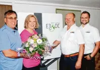  ??  ?? Die glückliche­n Besitzer des 100sten E3/DC Speicher, Herr und Frau P., mit Geschäftsf­ührer Xaver Hofmann und Elektromei­ster Stefan Hof mann.