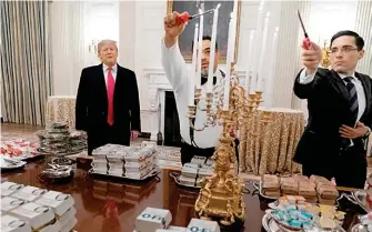  ?? EFE ?? Por el cierre del gobierno, Trump sirvió comida rápida a los Tigres de Clemson en la Casa Blanca, por su campeonato de futbol americano colegial/