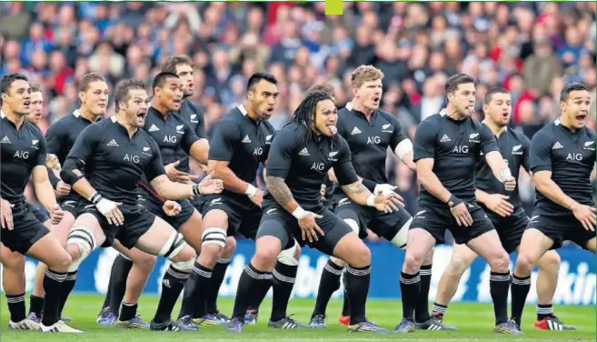  ??  ?? IMAGEN ICÓNICA. Los All Blacks, además de por sus triunfos, están en el imaginario de los aficionado­s al deporte por la haka, la danza tribal que realizan antes de los partidos.