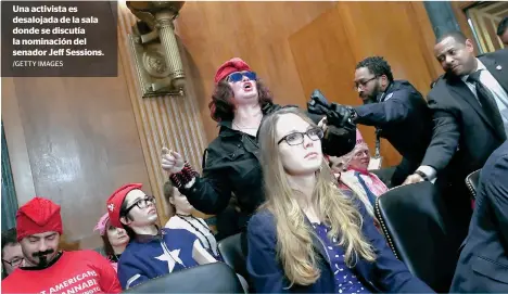  ?? /GETTY IMAGES ?? Una activista es desalojada de la sala donde se discutía la nominación del senador Jeff Sessions.