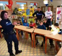  ?? (Photo Ph. D.) ?? Des enfants très attentifs aux conseils des fonctionna­ires de la police municipale.