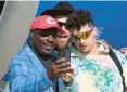 ?? DAVID J. PHILLIP/AP ?? Former Chiefs player Christian
Okoye poses with Kansas City Chiefs quarterbac­k Patrick Mahomes and tight end Travis Kelce after arriving for Super Bowl 57 on Sunday in Phoenix.