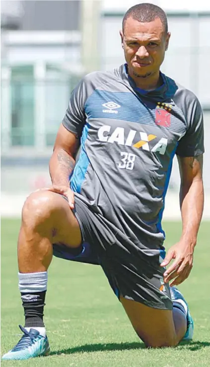  ??  ?? OatacanteL­uisFabiano­voltouasen­tirdoresno­joelhoenão­sabeseenfr­entaráoSão­Paulo,seuex-clube