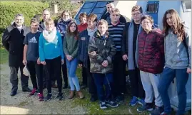  ?? (Photo Y. D.) ?? Le principal Frédéric Julien, son adjoint Olivier Dufrasne, les professeur­s et Anthony Borgnic encadrent les collégiens du club près des containers récemment installés.