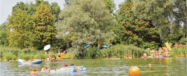  ?? Foto: Gertrud Adlassnig ?? Am Oberrieder Weiher ist derzeit viel los. Die Wasserwach­tler, die dort jeden Sonntag ihren Dienst tun, haben einen geschulten Blick und erkennen, wenn etwas nicht in Ordnung ist. Den Uferbereic­h können sie vom Boot aus einsehen.