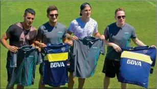  ??  ?? MARKETING. Evans en pareja con Pavón, y Carroll, con Benedetto, se enfrentaro­n en un fútbol-tenis y penales.