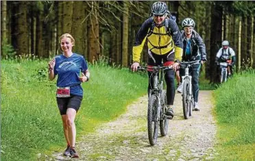  ??  ?? Neben den Läufern werden künftig auch die Mountainbi­ker ein Rennen am Rennsteig absolviere­n. Foto: Dirk Bernkopf