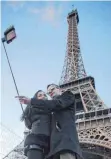  ?? FOTO: DPA ?? Noch schnell ein Selfie vor dem Eiffelturm.