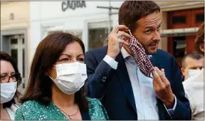  ??  ?? Anne Hidalgo et David Belliard souhaitent «accélérer la sortie du diesel».