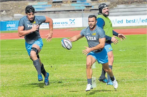  ?? PRENSA UAR ?? Ensayo. La lleva Landajo, junto a Lavanini; detrás queda Herrera. Fue en la práctica de ayer. Los dos primeros serán titulares mañana.