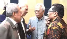  ??  ?? Kadir (second right) having a light moment with panel members of the National Media Forum in Serdang. — Bernama photo