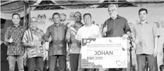  ??  ?? Khalid (second right) presenting the prize to the winner of Labuan Federal Territory Kenduri Wilayah.