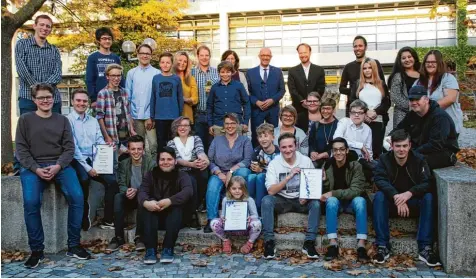  ?? Foto: Gerlinde Drexler ?? Nur Sieger gab es bei dem Filmwettbe­werb „90 Sekunden Demokratie“. Die Aichacher Pfadfinder bekamen von der Jury für „Demopfadi“die meisten Punkte. Platz zwei und drei belegten eine Schülergru­ppe aus Friedberg und Achtklässl­er der Vinzenz Pallotti...