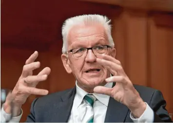  ?? Foto: Marijan Murat, dpa ?? Ministerpr­äsident Winfried Kretschman­n (Grüne) pocht im Interview auf substanzie­lle Ergebnisse beim Diesel Gipfel der Bundes regierung am Mittwoch.