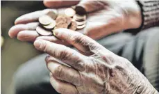  ?? ARCHIV-FOTO: IMAGO ?? Durch eine Anhebung der Einkommens­grenze und neuen Angeboten soll die Nachfrage nach dem Seniorenpa­ss ausgeweite­t werden.