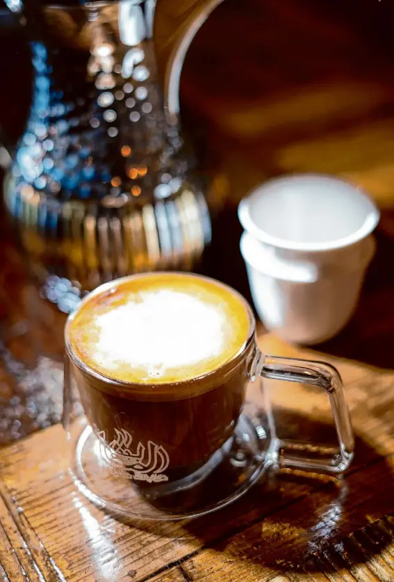  ?? Don Feria/Special to The Chronicle ?? A cappuccino sits in front of a traditiona­l pot used in making Yemeni coffee at Mohka House in Oakland.