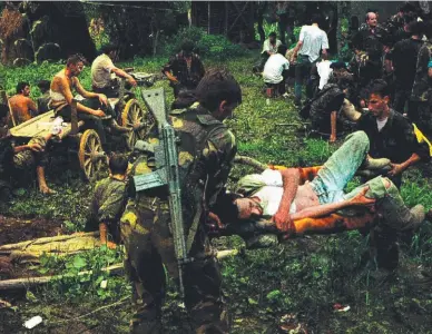  ??  ?? SENSELESS DEATH: Bosnian soldiers tend to their wounded after the massacre in Srebrenica in 1995.