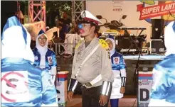  ?? FRIZAL/JAWA POS ?? LUCU: Gaya kocak Hariyanto, warga Karangan, yang menggunaka­n kostum polisi saat lomba yel-yel Smart Riding di Taman Bungkul pada Minggu malam (23/4).