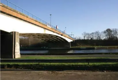  ?? FOTO RV ?? Veel ondernemer­s hoopten dat de nieuwe brug minstens vier rijvakken zou tellen.