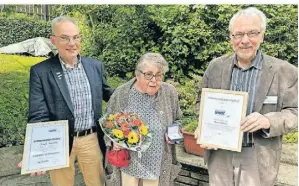  ?? FOTO: WERNING ?? Volker Markus (l.) und Michael Schumacher vom VdK Xanten überreicht­en Ursula Schülke die Auszeichnu­ng.