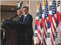 ?? JUNG YEON-JE AGENCE FRANCE-PRESSE ?? Le président Trump et son homologue sud-coréen, Moon Jae-in. M. Moon a qualifié les États-Unis de «vrai ami» mardi.