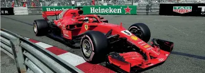  ?? (Reuters, Lapresse, Ap) ?? Piloti
Vettel ha staccato il secondo tempo e oggi partirà in prima fila al fianco di Ricciardo (in basso), che ha conquistat­o la pole position a Montecarlo. Nella foto in alto, la gru porta via dalla pista la Red Bull ammaccata da Max Verstappen