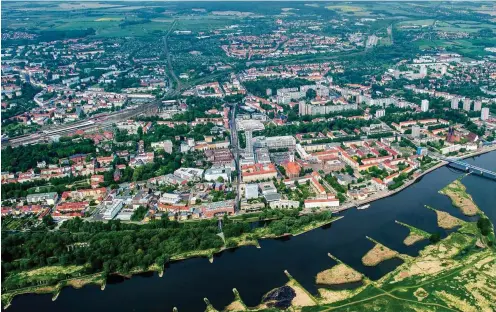  ?? Foto: dpa/Patrick Pleul ?? Banger Blick ins Umland diesseits der Oder: Die Stadt Frankfurt (Oder) dürfte ihre Kreisfreih­eit einbüßen und »eingekreis­t« werden.