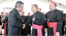  ??  ?? Honran. A mediodía, monseñor Barraza recibió las llaves de la ciudad de parte del alcalde de Torreón, Jorge Luis Morán.