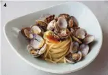  ??  ?? 4. Plato de pasta ‘alle vongole’ de Li Zini, el restaurant­e del hotel Valle dell’Erica. 4