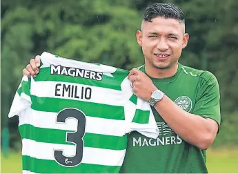  ??  ?? CASA. Emilio Izaguirre agradeció la oportunida­d de regresar al vestir la camisa del Celtic.