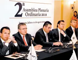  ??  ?? El ombudsman Luis Raúl González Pérez, en la reunión en Guadalajar­a.