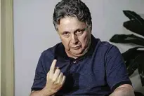  ?? Zo Guimaraes/Folhapress ?? O ex-governador Anthony Garotinho, que deixou a prisão, em seu apartament­o no Flamengo, no Rio