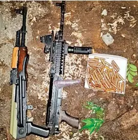  ??  ?? Fusiles. Las armas largas fueron encontrada­s dentro de una cisterna en las instalacio­nes de una fábrica abandonada en calle hacia Valle Nuevo.