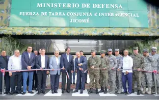  ?? F.E ?? El presidente Danilo Medina corta la cinta en el acto de entrega del puesto de chequeo.