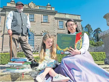  ?? ?? PAGE TURNER: Zoe Fleming, 5, with Colin Lafferty and Vikki Anderson at the launch.