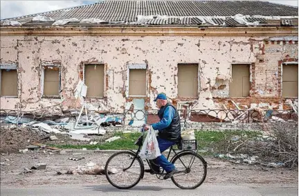  ?? ?? GOLPES. Muestra de la destrucció­n por los bombardeos rusos en la ciudad de Derhachi, al norte de Járkov, en el este de Ucrania.