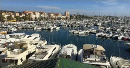  ??  ?? Carénage, peinture, petite mécanique... Les ports de Golfe-Juan, comme ici le Vieux-Port, vont pouvoir retrouver une certaine activité. (Photo archives Nice-Matin)