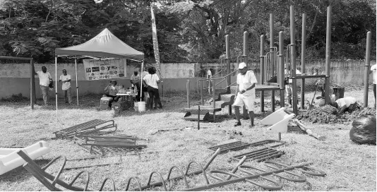  ?? PHOTO BY HERBERT MCKENIS ?? Parents and teachers of Petersfiel­d Primary and Infant School erect equipment at the playground