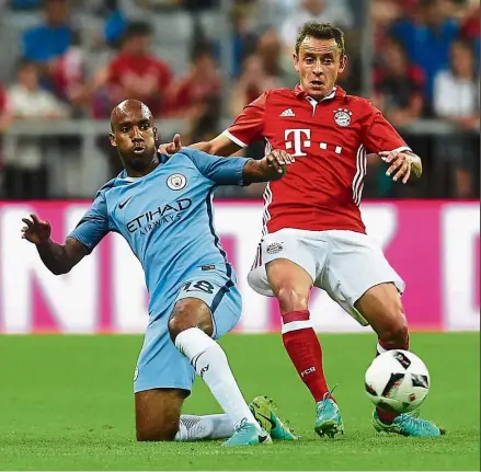  ??  ?? Keen tussle: Manchester City’s Fabian Delph (left) vying with Bayern Munich’s Rafinha during a friendly in Munich on Wednesday. — AFP