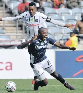  ?? | SYDNEY MAHLANGU BackpagePi­x ?? GIFT Motupa of Wits is challenged by Happy Jele of Pirates during their Nedbank Cup thriller at Orlando Stadium on Sunday which the Clever Boys won on a penalty shootout following a 3-3 draw.