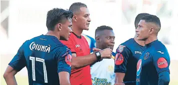  ??  ?? Matamoros se equivocó en dos jugadas: no fue penal contra Moreira y sí era penal contra López.