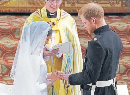  ?? Afp ?? Los anillos. A diferencia de otros miembros de la realeza, el príncipe Harry llevará anillo de casamiento; otro gesto de modernidad fue que Meghan no le juró obediencia