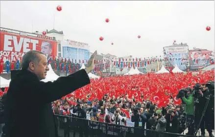  ?? TURKISH PRESIDENT PRESS OFFICE H / EFE ?? Erdogan, ayer durante un mitin en Estambul, utiliza el choque con Europa como arma electoral