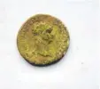  ??  ?? Auch diese Münze wurde im Grabungsfe­ld gefunden.